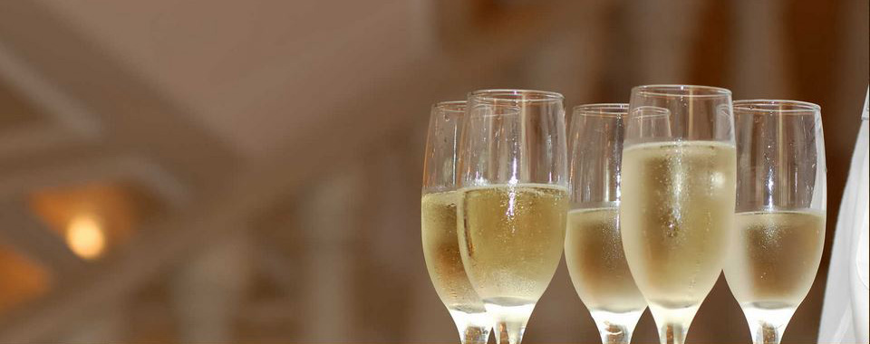 Stimmungsvoll die Gl&auml;ser klingen lassen ...